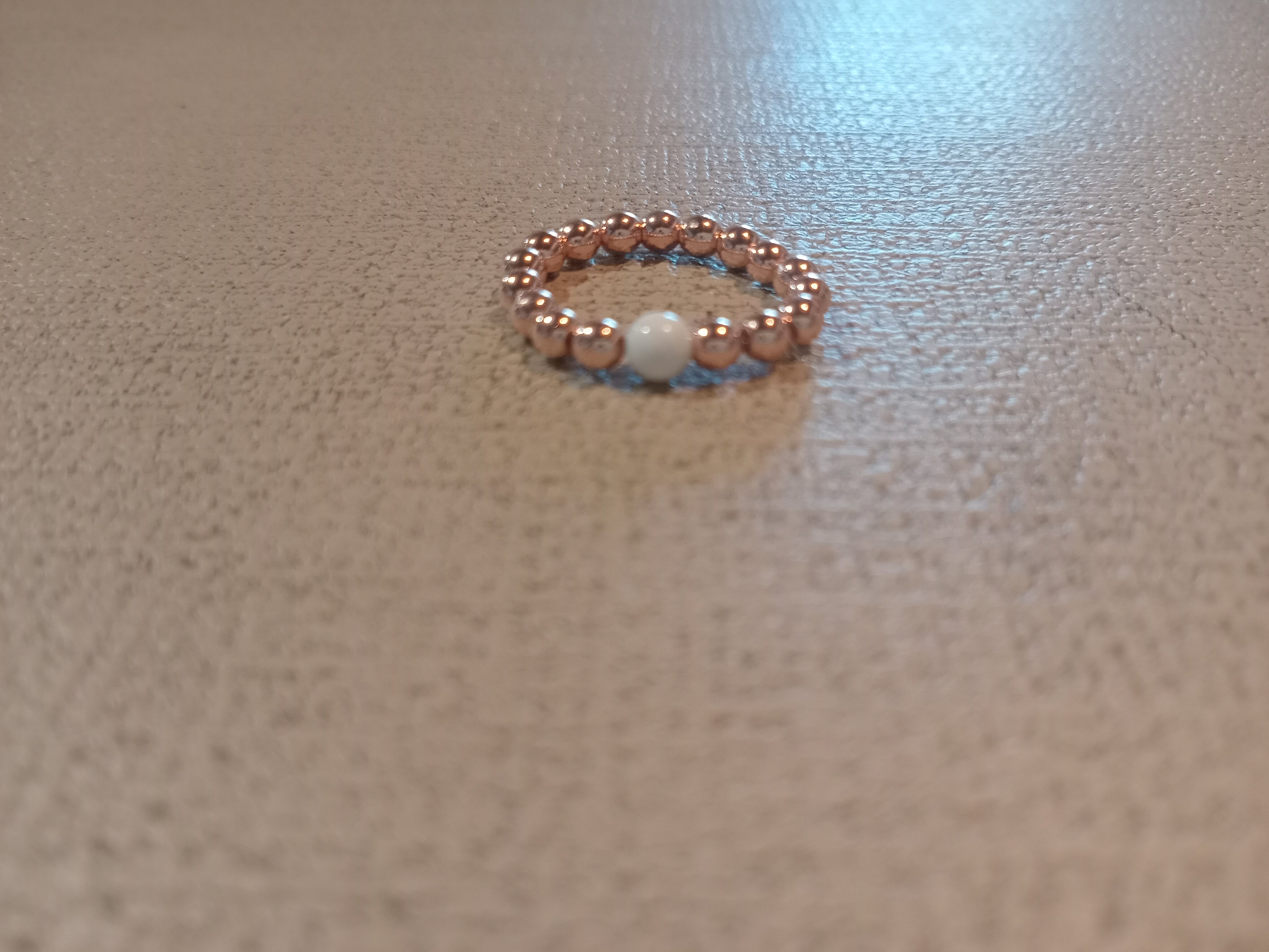 Bague hématite rose / howlite blanche élastique